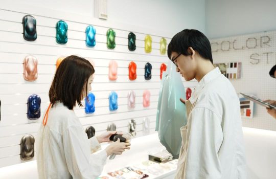 活用色彩材質，以「氛圍感」取勝的CMF設計之道